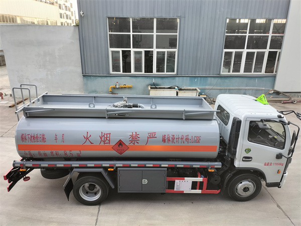 东风多利卡8吨油车.jpg